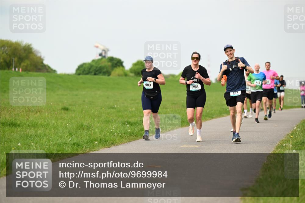 10.05.2026 - 8. Wedeler Halbmarathon Dr. Thomas Lammeyer http://msf.ph/oto/9699984 10.05.2026 11:38:48 Laufen 903, 758, 919 meine-sportfotos.de