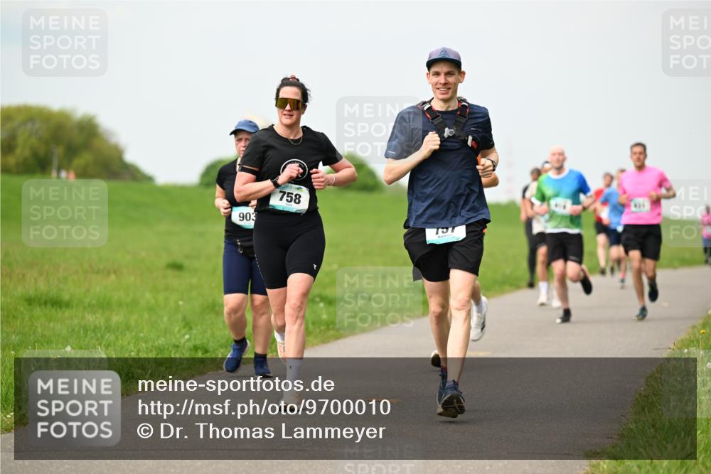 10.05.2026 - 8. Wedeler Halbmarathon Dr. Thomas Lammeyer http://msf.ph/oto/9700010 10.05.2026 11:38:51 Laufen 903, 758, 757 meine-sportfotos.de
