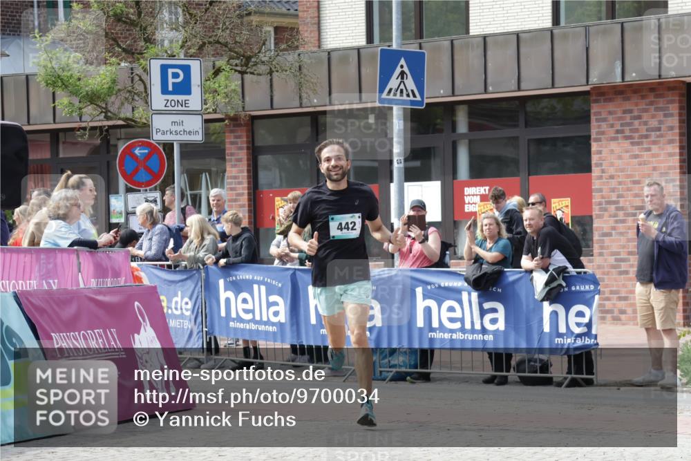 10.05.2026 - 8. Wedeler Halbmarathon Yannick Fuchs http://msf.ph/oto/9700034 10.05.2026 11:19:47 Ziel 279, 442, 2025 meine-sportfotos.de