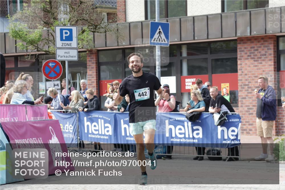 10.05.2026 - 8. Wedeler Halbmarathon Yannick Fuchs http://msf.ph/oto/9700041 10.05.2026 11:19:47 Ziel 279, 442, 2025 meine-sportfotos.de