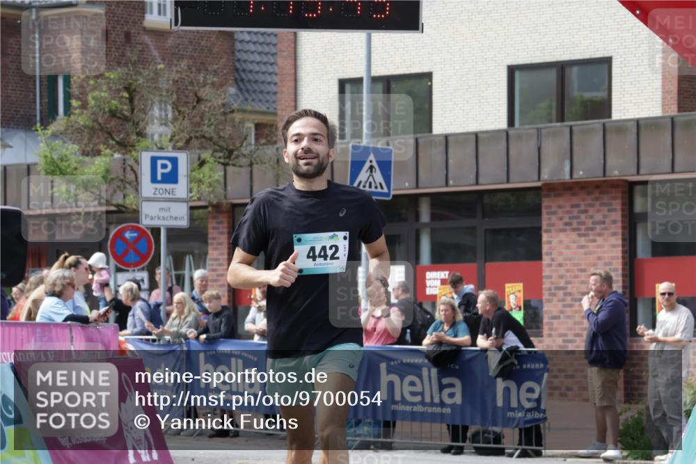 10.05.2026 - 8. Wedeler Halbmarathon Yannick Fuchs http://msf.ph/oto/9700054 10.05.2026 11:19:49 Ziel 279, 442, 619, 2025 meine-sportfotos.de