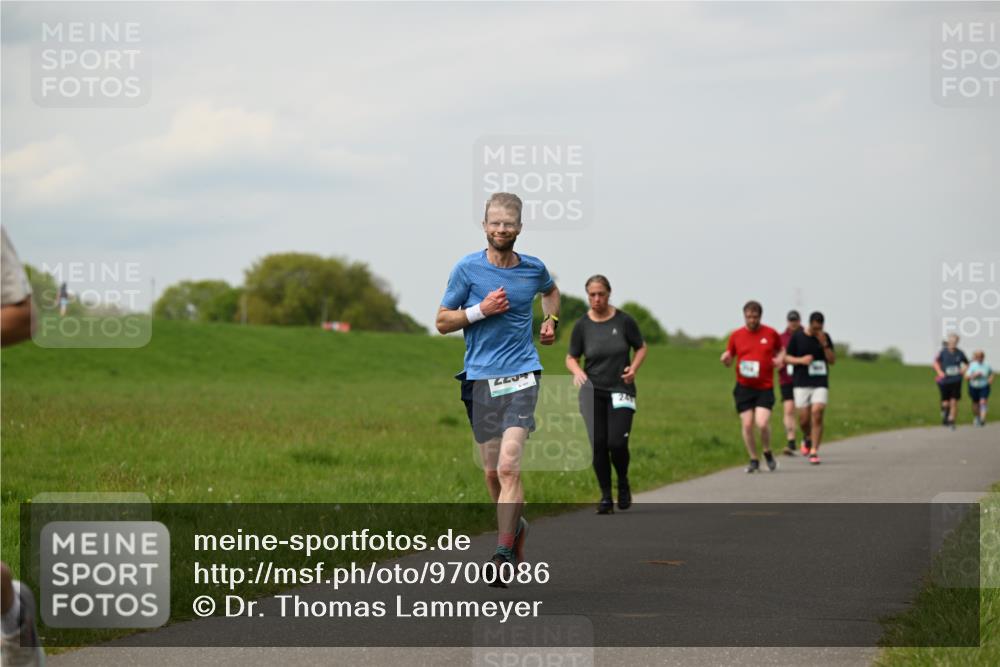 10.05.2026 - 8. Wedeler Halbmarathon Dr. Thomas Lammeyer http://msf.ph/oto/9700086 10.05.2026 11:38:59 Laufen 241 meine-sportfotos.de