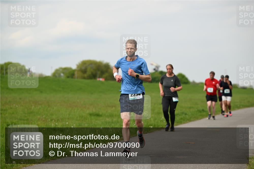 10.05.2026 - 8. Wedeler Halbmarathon Dr. Thomas Lammeyer http://msf.ph/oto/9700090 10.05.2026 11:39:00 Laufen 2254, 105 meine-sportfotos.de