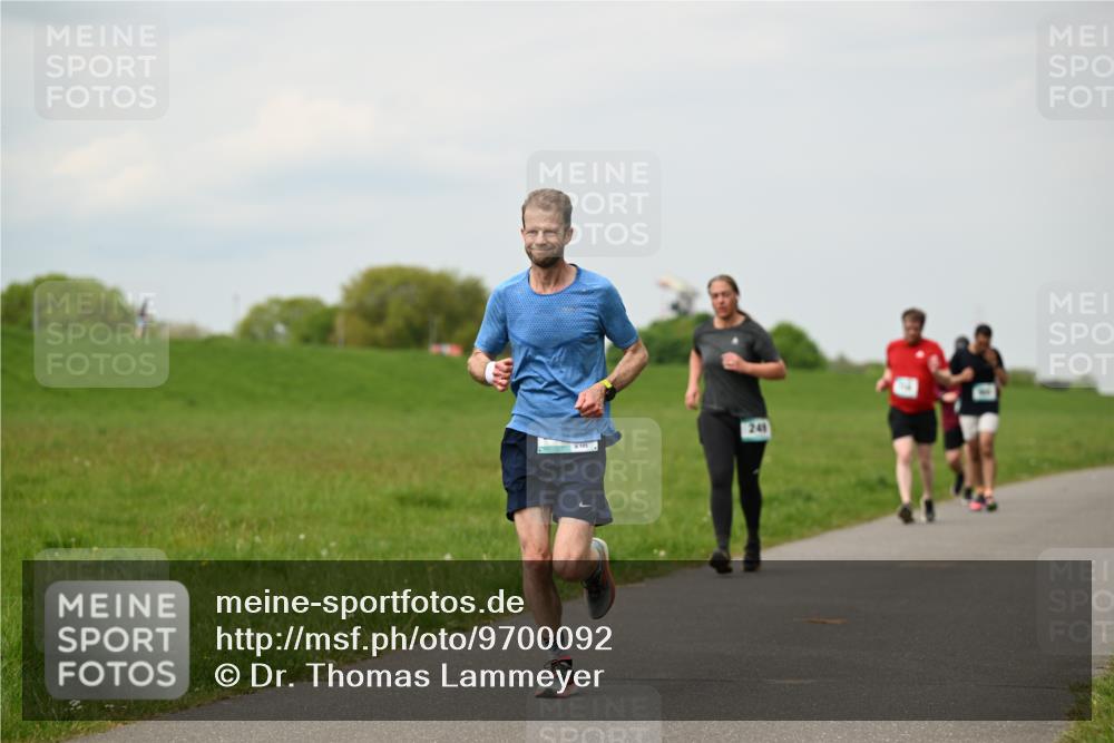 10.05.2026 - 8. Wedeler Halbmarathon Dr. Thomas Lammeyer http://msf.ph/oto/9700092 10.05.2026 11:39:00 Laufen 241 meine-sportfotos.de
