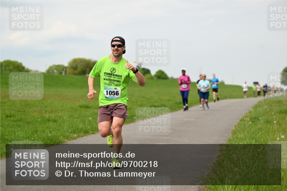 10.05.2026 - 8. Wedeler Halbmarathon Dr. Thomas Lammeyer http://msf.ph/oto/9700218 10.05.2026 11:39:14 Laufen 1056 meine-sportfotos.de