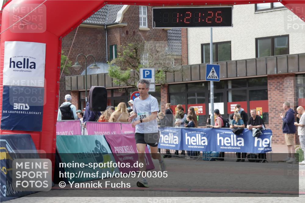 10.05.2026 - 8. Wedeler Halbmarathon Yannick Fuchs http://msf.ph/oto/9700305 10.05.2026 11:21:26 Ziel 339 meine-sportfotos.de