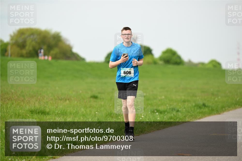 10.05.2026 - 8. Wedeler Halbmarathon Dr. Thomas Lammeyer http://msf.ph/oto/9700308 10.05.2026 11:39:25 Laufen 909 meine-sportfotos.de