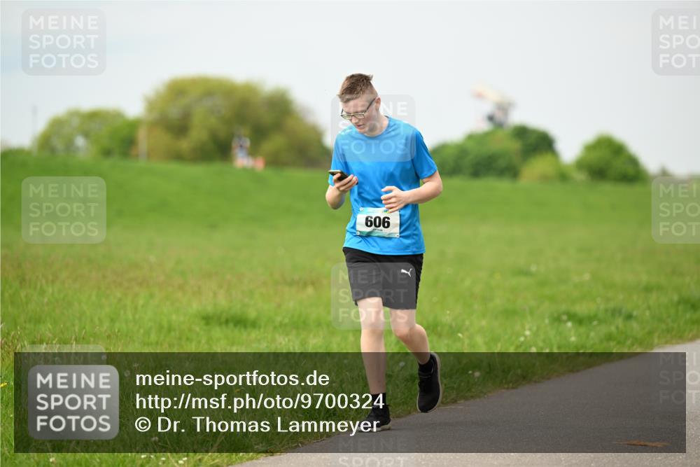 10.05.2026 - 8. Wedeler Halbmarathon Dr. Thomas Lammeyer http://msf.ph/oto/9700324 10.05.2026 11:39:26 Laufen 909 meine-sportfotos.de