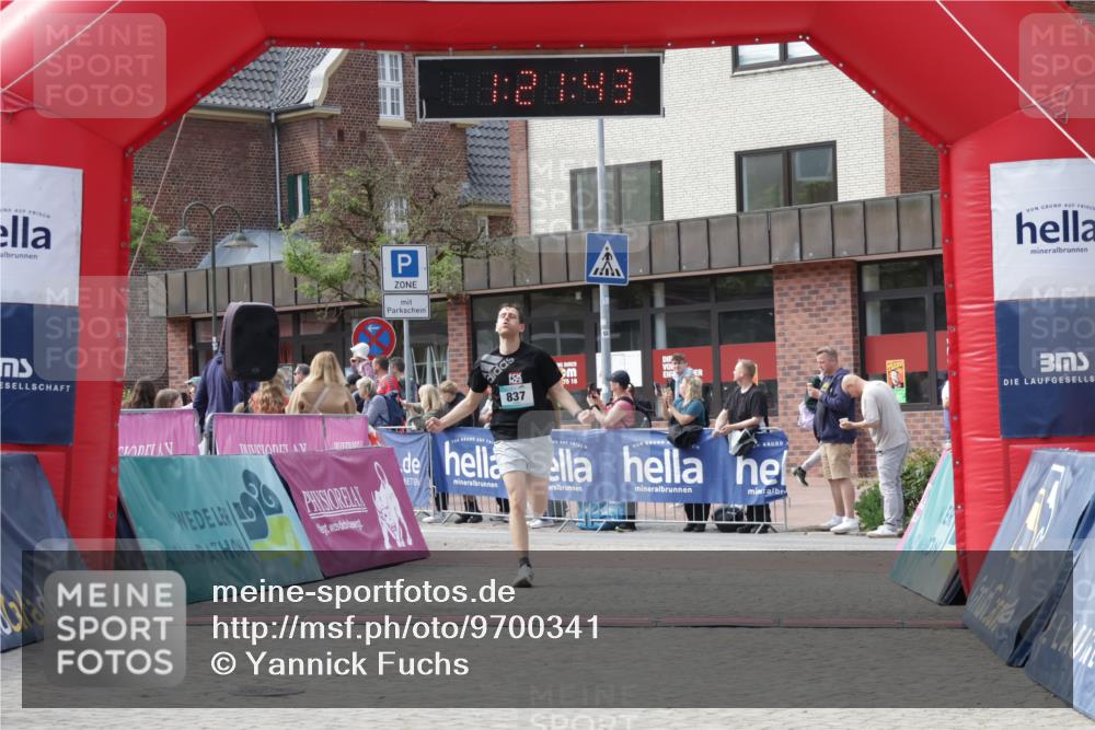 10.05.2026 - 8. Wedeler Halbmarathon Yannick Fuchs http://msf.ph/oto/9700341 10.05.2026 11:21:42 Ziel 837 meine-sportfotos.de