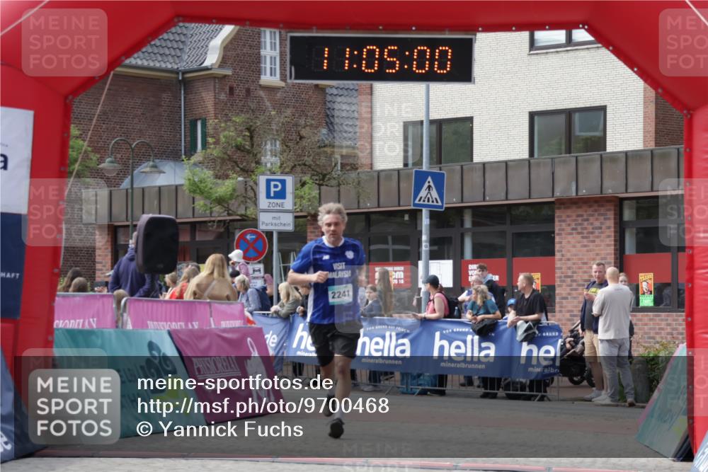 10.05.2026 - 8. Wedeler Halbmarathon Yannick Fuchs http://msf.ph/oto/9700468 10.05.2026 11:22:11 Ziel 2241 meine-sportfotos.de