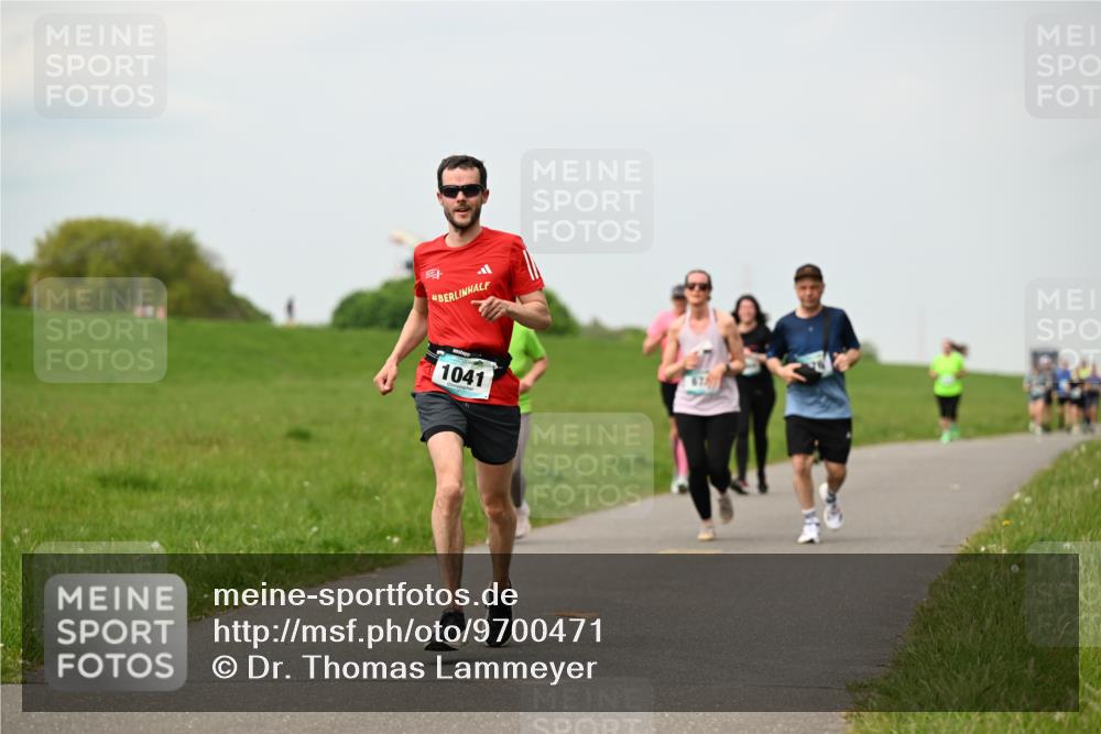 10.05.2026 - 8. Wedeler Halbmarathon Dr. Thomas Lammeyer http://msf.ph/oto/9700471 10.05.2026 11:39:44 Laufen 1041 meine-sportfotos.de