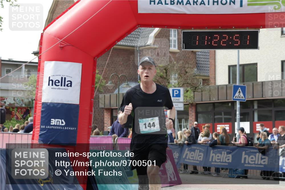 10.05.2026 - 8. Wedeler Halbmarathon Yannick Fuchs http://msf.ph/oto/9700501 10.05.2026 11:22:21 Ziel 144 meine-sportfotos.de