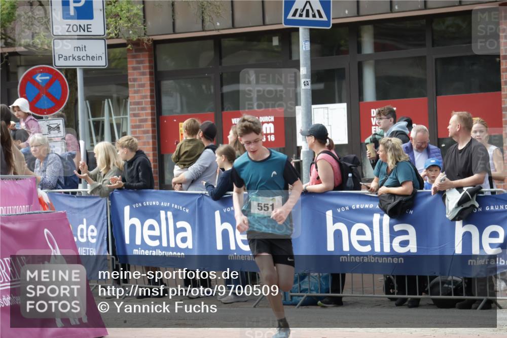 10.05.2026 - 8. Wedeler Halbmarathon Yannick Fuchs http://msf.ph/oto/9700509 10.05.2026 11:22:34 Ziel 551, 552 meine-sportfotos.de