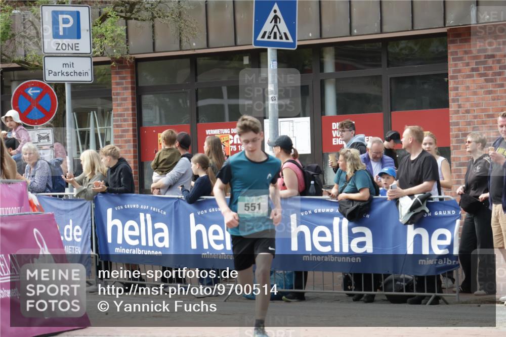 10.05.2026 - 8. Wedeler Halbmarathon Yannick Fuchs http://msf.ph/oto/9700514 10.05.2026 11:22:34 Ziel 551, 552 meine-sportfotos.de