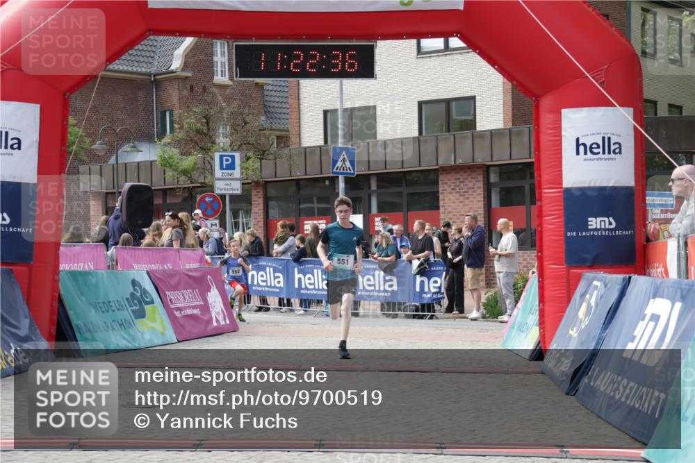 10.05.2026 - 8. Wedeler Halbmarathon Yannick Fuchs http://msf.ph/oto/9700519 10.05.2026 11:22:35 Ziel 551, 552 meine-sportfotos.de