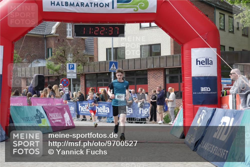 10.05.2026 - 8. Wedeler Halbmarathon Yannick Fuchs http://msf.ph/oto/9700527 10.05.2026 11:22:35 Ziel 551, 552 meine-sportfotos.de