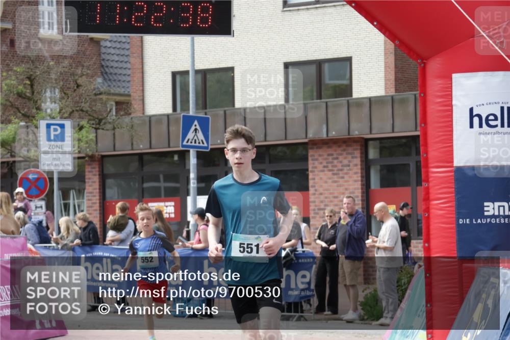 10.05.2026 - 8. Wedeler Halbmarathon Yannick Fuchs http://msf.ph/oto/9700530 10.05.2026 11:22:36 Ziel 551, 552 meine-sportfotos.de