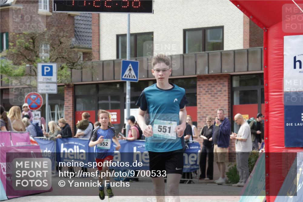 10.05.2026 - 8. Wedeler Halbmarathon Yannick Fuchs http://msf.ph/oto/9700533 10.05.2026 11:22:36 Ziel 551, 552 meine-sportfotos.de