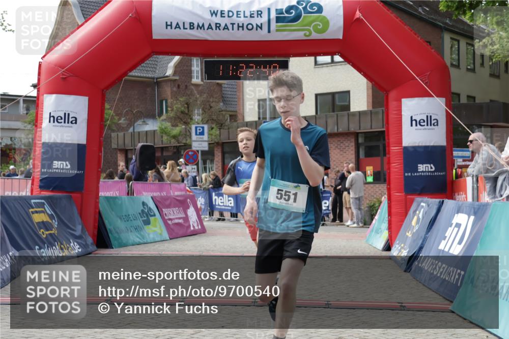 10.05.2026 - 8. Wedeler Halbmarathon Yannick Fuchs http://msf.ph/oto/9700540 10.05.2026 11:22:38 Ziel 551, 552 meine-sportfotos.de