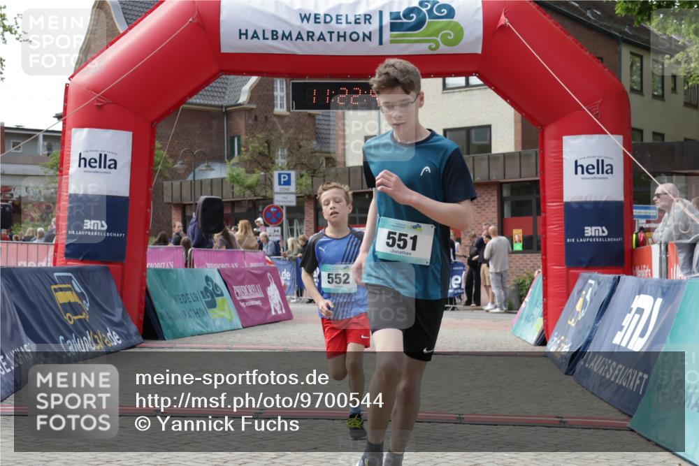 10.05.2026 - 8. Wedeler Halbmarathon Yannick Fuchs http://msf.ph/oto/9700544 10.05.2026 11:22:38 Ziel 551, 552 meine-sportfotos.de