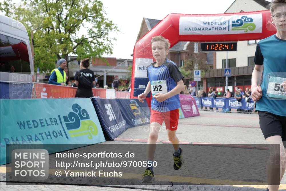 10.05.2026 - 8. Wedeler Halbmarathon Yannick Fuchs http://msf.ph/oto/9700550 10.05.2026 11:22:39 Ziel 551, 552 meine-sportfotos.de