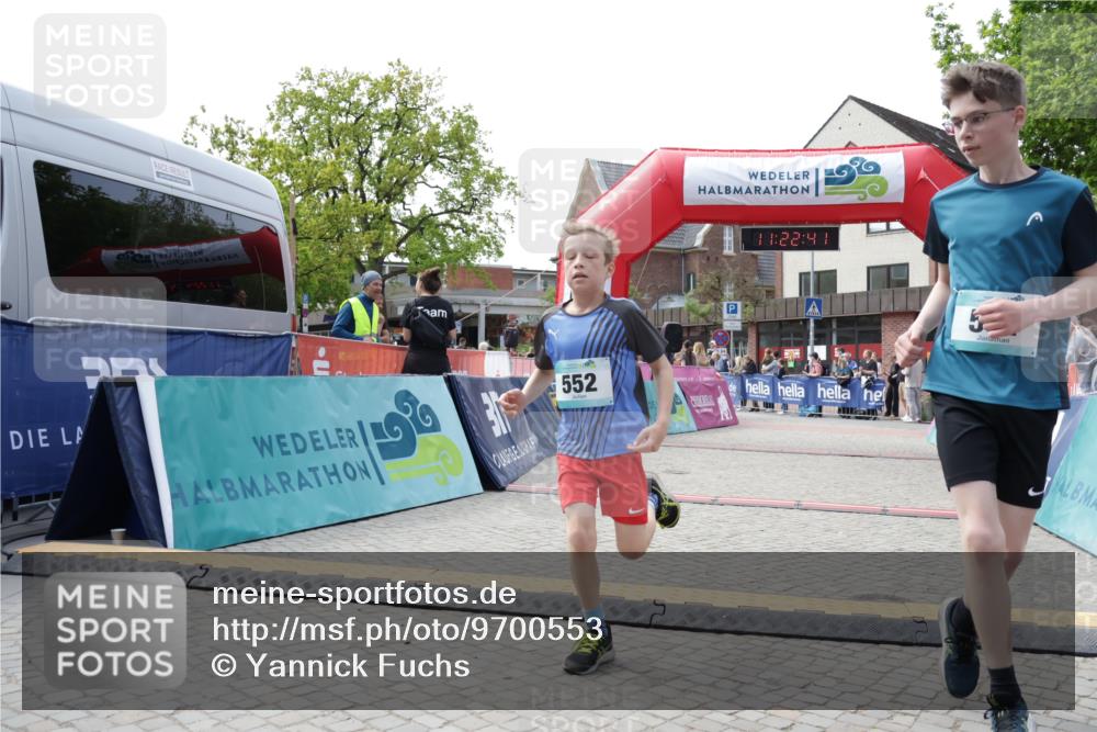 10.05.2026 - 8. Wedeler Halbmarathon Yannick Fuchs http://msf.ph/oto/9700553 10.05.2026 11:22:39 Ziel 551, 552 meine-sportfotos.de