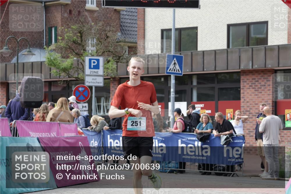 10.05.2026 - 8. Wedeler Halbmarathon Yannick Fuchs http://msf.ph/oto/9700639 10.05.2026 11:22:59 Ziel 251, 2217 meine-sportfotos.de