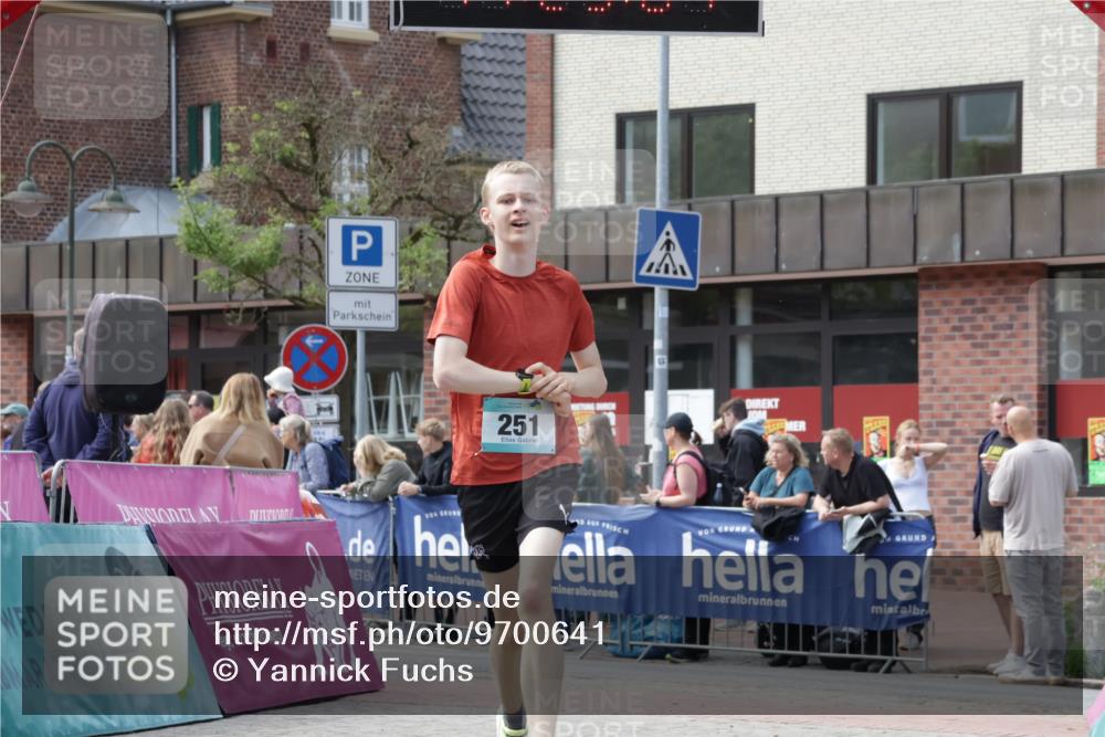 10.05.2026 - 8. Wedeler Halbmarathon Yannick Fuchs http://msf.ph/oto/9700641 10.05.2026 11:23:00 Ziel 251, 2217 meine-sportfotos.de