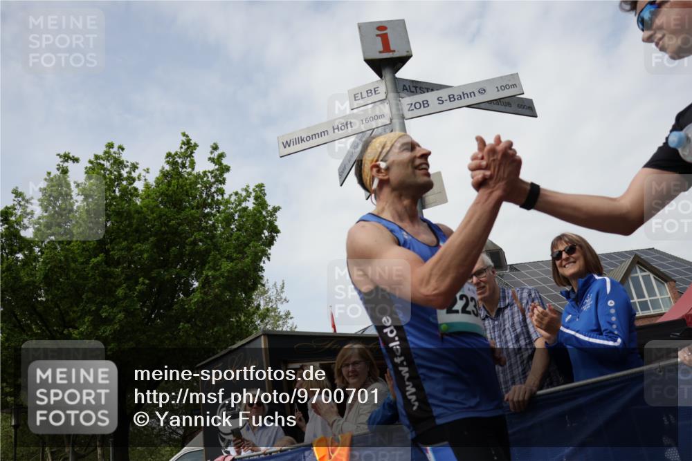 10.05.2026 - 8. Wedeler Halbmarathon Yannick Fuchs http://msf.ph/oto/9700701 10.05.2026 11:23:13 Ziel  meine-sportfotos.de