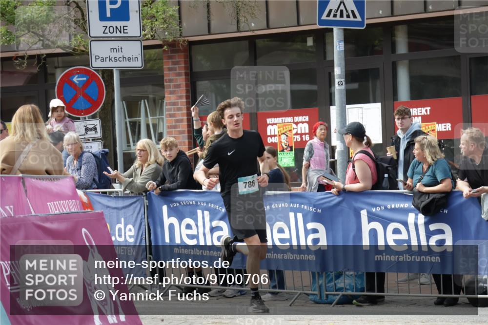 10.05.2026 - 8. Wedeler Halbmarathon Yannick Fuchs http://msf.ph/oto/9700706 10.05.2026 11:23:20 Ziel 786, 896 meine-sportfotos.de