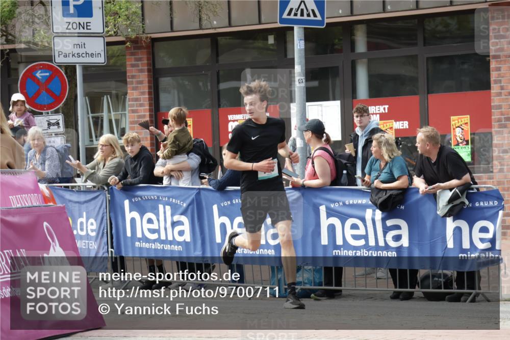 10.05.2026 - 8. Wedeler Halbmarathon Yannick Fuchs http://msf.ph/oto/9700711 10.05.2026 11:23:20 Ziel 786, 896 meine-sportfotos.de