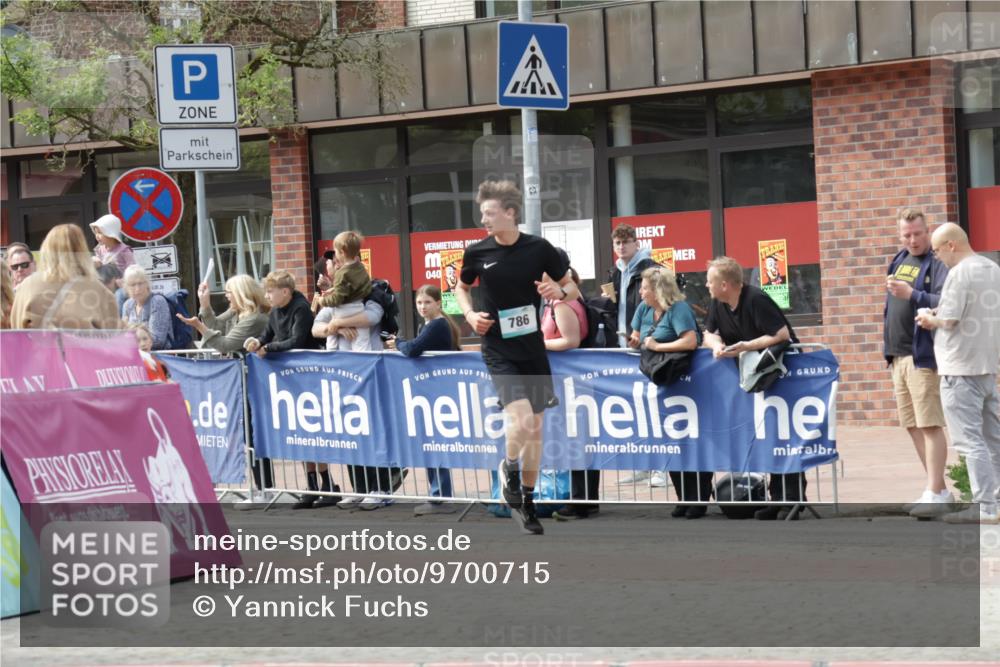 10.05.2026 - 8. Wedeler Halbmarathon Yannick Fuchs http://msf.ph/oto/9700715 10.05.2026 11:23:21 Ziel 786, 896 meine-sportfotos.de