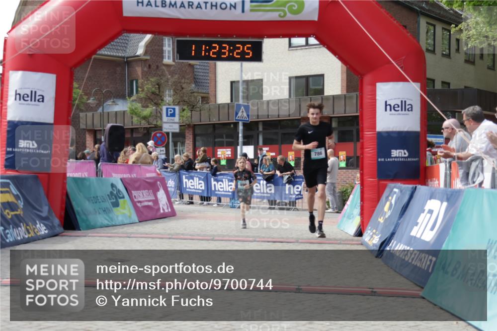 10.05.2026 - 8. Wedeler Halbmarathon Yannick Fuchs http://msf.ph/oto/9700744 10.05.2026 11:23:23 Ziel 786, 896 meine-sportfotos.de