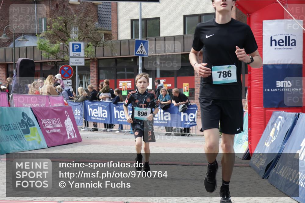 10.05.2026 - 8. Wedeler Halbmarathon Yannick Fuchs http://msf.ph/oto/9700764 10.05.2026 11:23:25 Ziel 786, 896 meine-sportfotos.de