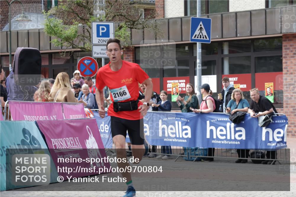 10.05.2026 - 8. Wedeler Halbmarathon Yannick Fuchs http://msf.ph/oto/9700804 10.05.2026 11:23:36 Ziel 2023, 2166 meine-sportfotos.de