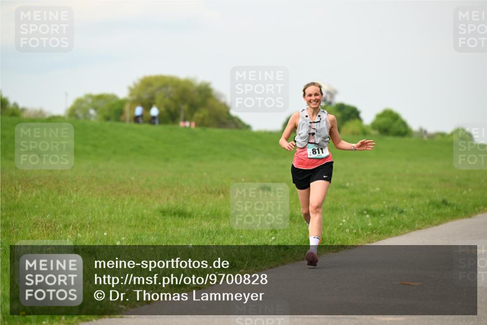 10.05.2026 - 8. Wedeler Halbmarathon Dr. Thomas Lammeyer http://msf.ph/oto/9700828 10.05.2026 11:40:47 Laufen 811 meine-sportfotos.de