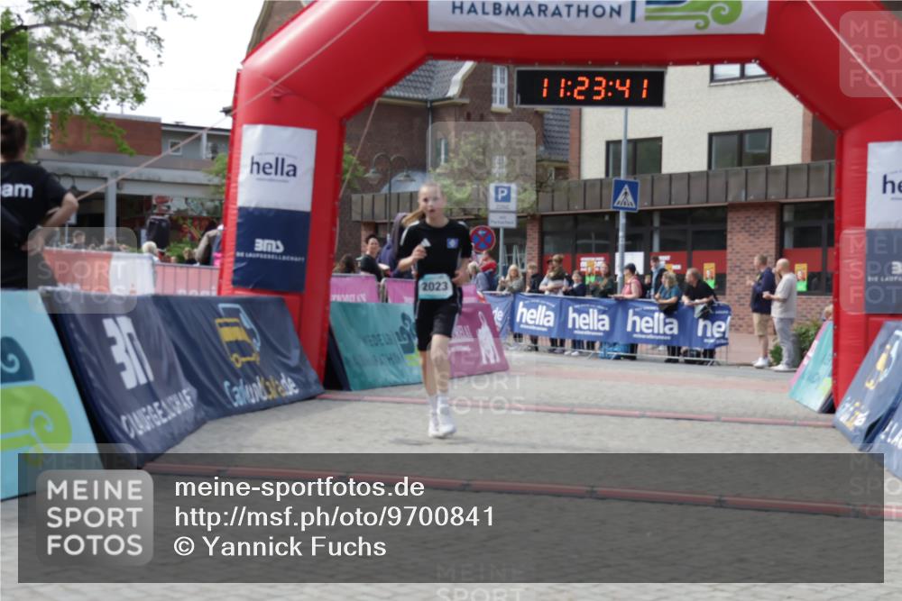 10.05.2026 - 8. Wedeler Halbmarathon Yannick Fuchs http://msf.ph/oto/9700841 10.05.2026 11:23:39 Ziel 2023, 2166 meine-sportfotos.de