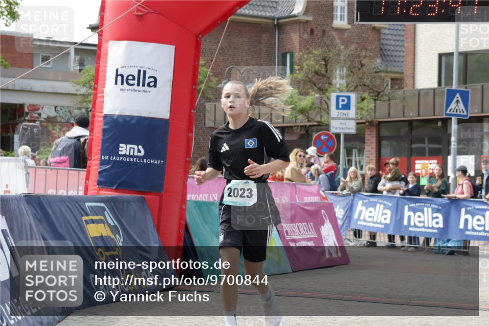 10.05.2026 - 8. Wedeler Halbmarathon Yannick Fuchs http://msf.ph/oto/9700844 10.05.2026 11:23:40 Ziel 2023, 2166 meine-sportfotos.de