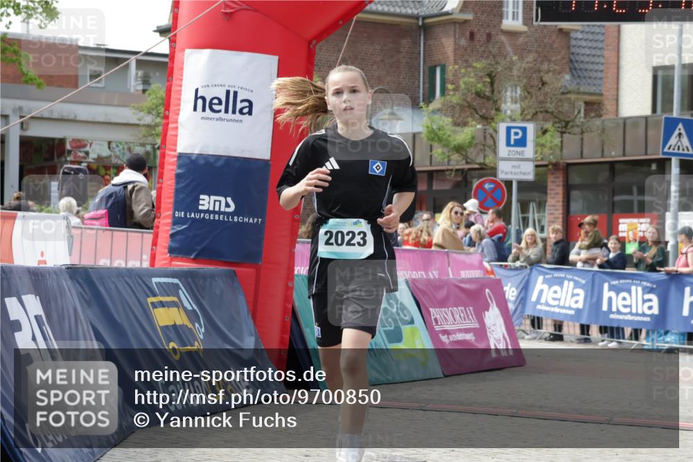 10.05.2026 - 8. Wedeler Halbmarathon Yannick Fuchs http://msf.ph/oto/9700850 10.05.2026 11:23:40 Ziel 2023, 2166 meine-sportfotos.de