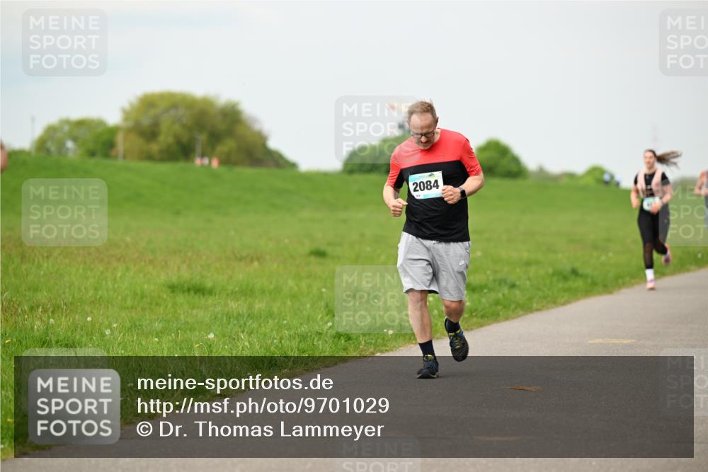 10.05.2026 - 8. Wedeler Halbmarathon Dr. Thomas Lammeyer http://msf.ph/oto/9701029 10.05.2026 11:41:34 Laufen 2084 meine-sportfotos.de