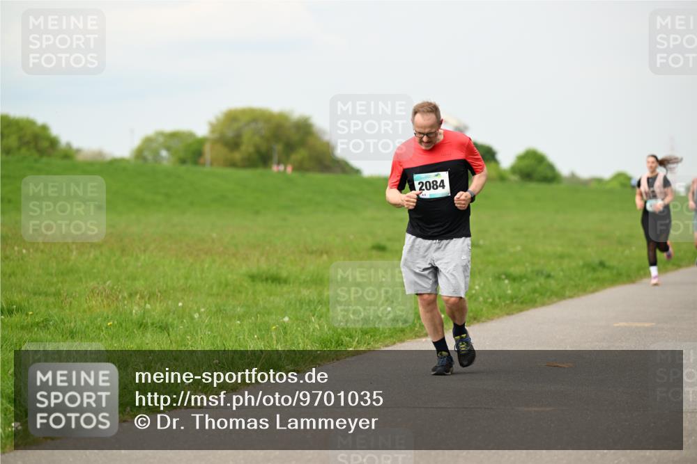 10.05.2026 - 8. Wedeler Halbmarathon Dr. Thomas Lammeyer http://msf.ph/oto/9701035 10.05.2026 11:41:35 Laufen 2084 meine-sportfotos.de