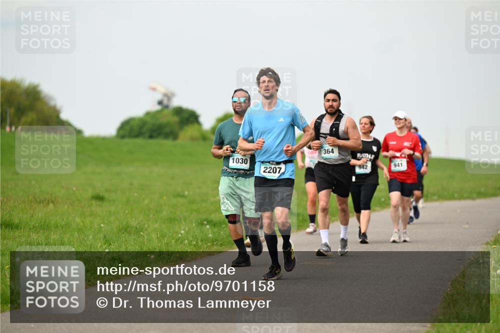 10.05.2026 - 8. Wedeler Halbmarathon Dr. Thomas Lammeyer http://msf.ph/oto/9701158 10.05.2026 11:42:00 Laufen 364, 1030, 942, 941, 2207 meine-sportfotos.de