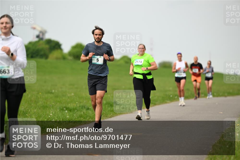 10.05.2026 - 8. Wedeler Halbmarathon Dr. Thomas Lammeyer http://msf.ph/oto/9701477 10.05.2026 11:43:18 Laufen 663, 2174 meine-sportfotos.de