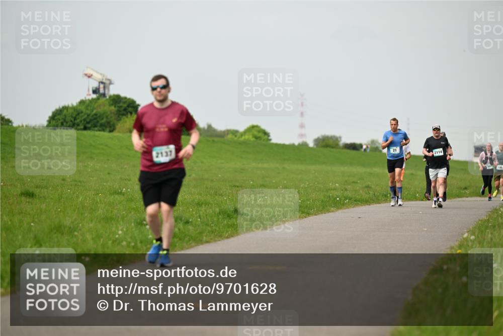 10.05.2026 - 8. Wedeler Halbmarathon Dr. Thomas Lammeyer http://msf.ph/oto/9701628 10.05.2026 11:44:15 Laufen 2137, 2114, 140 meine-sportfotos.de