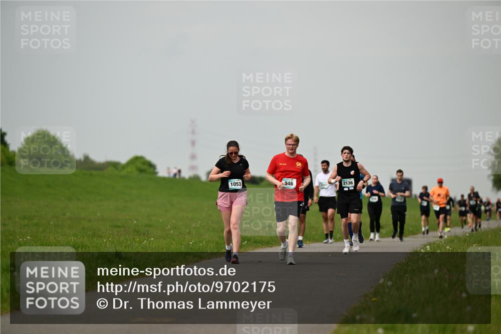 10.05.2026 - 8. Wedeler Halbmarathon Dr. Thomas Lammeyer http://msf.ph/oto/9702175 10.05.2026 11:46:20 Laufen 1053, 946, 247, 2136 meine-sportfotos.de