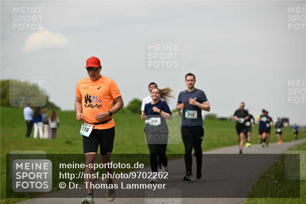 10.05.2026 - 8. Wedeler Halbmarathon Dr. Thomas Lammeyer http://msf.ph/oto/9702262 10.05.2026 11:46:44 Laufen 2100, 116, 197, 216, 215 meine-sportfotos.de
