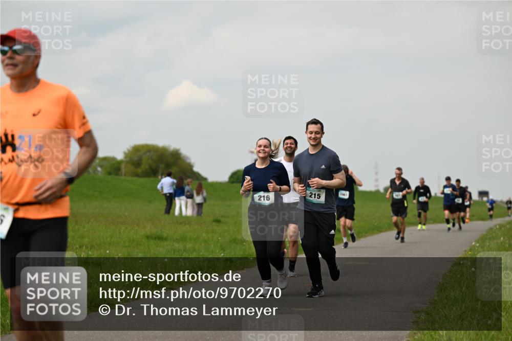 10.05.2026 - 8. Wedeler Halbmarathon Dr. Thomas Lammeyer http://msf.ph/oto/9702270 10.05.2026 11:46:47 Laufen 216, 215, 2061 meine-sportfotos.de