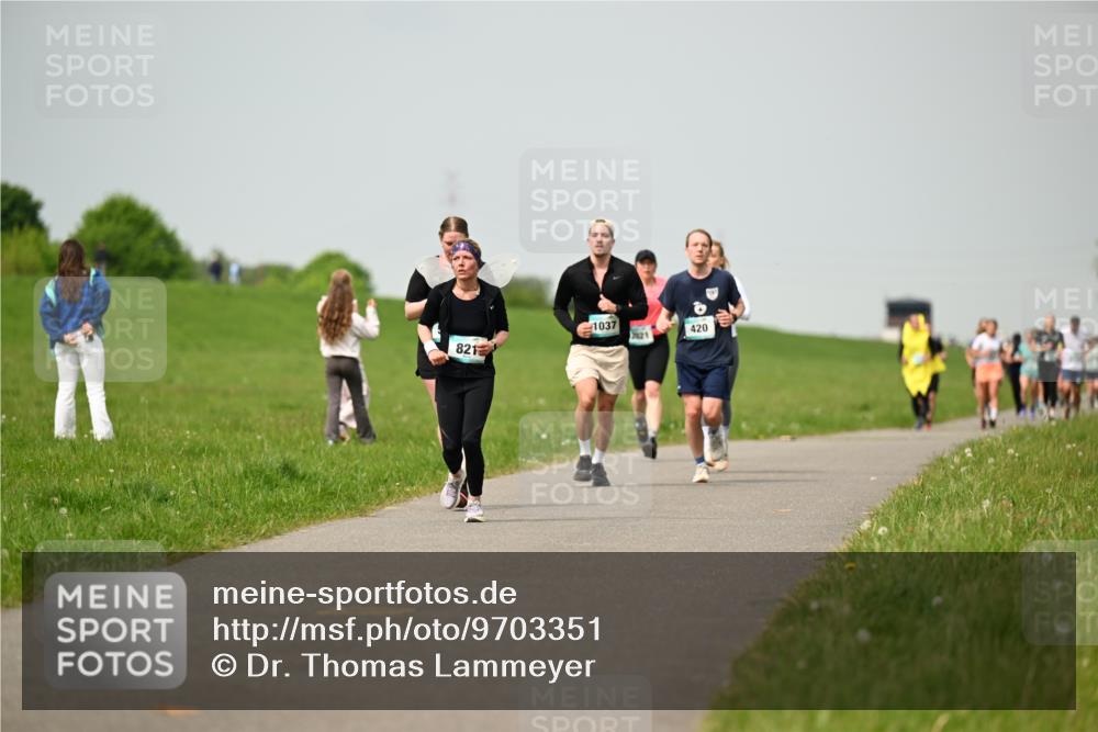 10.05.2026 - 8. Wedeler Halbmarathon Dr. Thomas Lammeyer http://msf.ph/oto/9703351 10.05.2026 11:50:06 Laufen 821, 1037, 420, 3821 meine-sportfotos.de