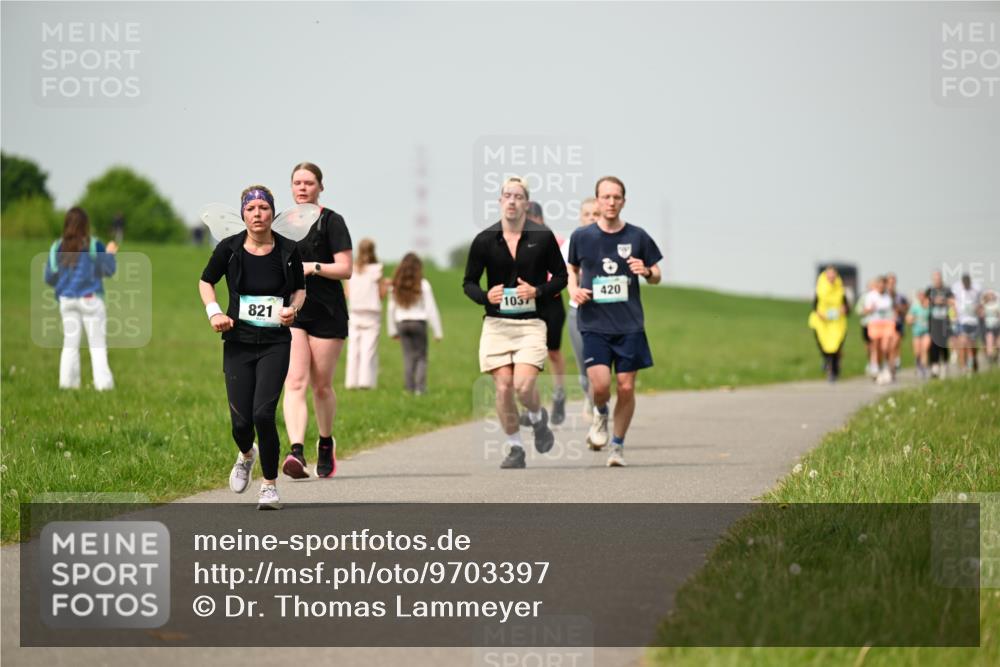 10.05.2026 - 8. Wedeler Halbmarathon Dr. Thomas Lammeyer http://msf.ph/oto/9703397 10.05.2026 11:50:09 Laufen 103, 821, 420 meine-sportfotos.de