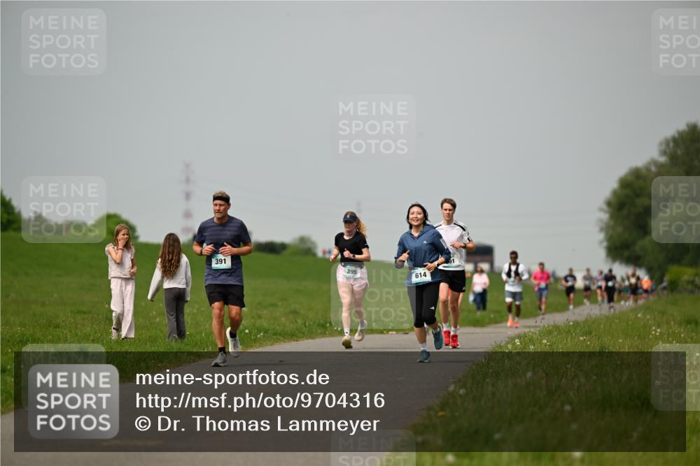 10.05.2026 - 8. Wedeler Halbmarathon Dr. Thomas Lammeyer http://msf.ph/oto/9704316 10.05.2026 11:51:39 Laufen 391, 395, 614 meine-sportfotos.de